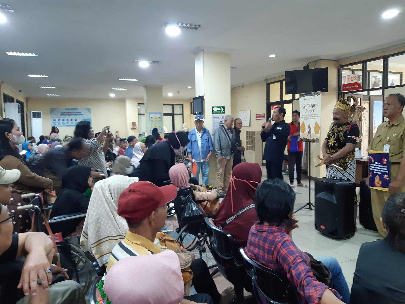 Aksi Unik Gatotkaca Miber: Ratusan Pasien RSUD Haji Jatim Diingatkan Tolak Gratifikasi